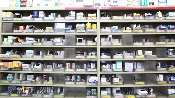 スギ薬局　大平店の薬棚