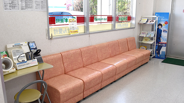 スギ薬局　藤岡店の待合スペース