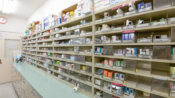 スギ薬局　河芸店の薬棚