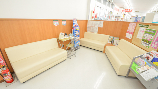 スギ薬局　多度店の待合スペース