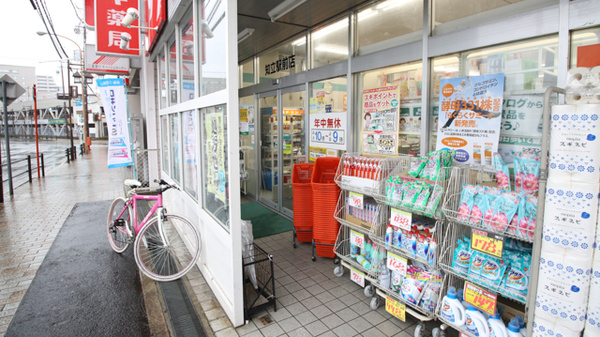 スギ薬局　知立駅前店の入口