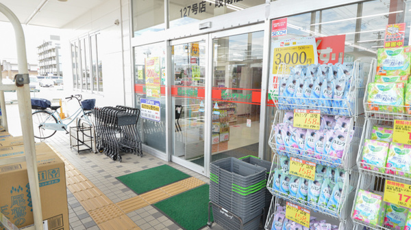 スギ薬局　岐南店の入口