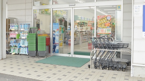 スギ薬局　芸濃店の入口