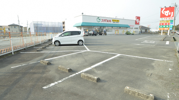 スギ薬局　芸濃店の駐車場