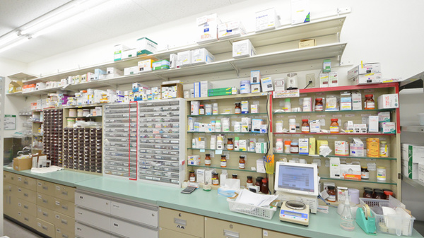 スギ薬局　島店の薬棚
