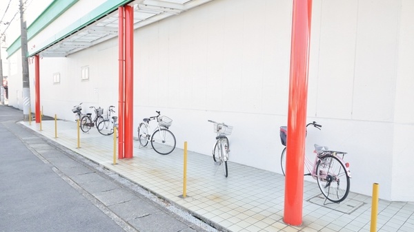 スギ薬局　島店の駐輪場