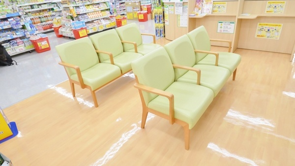 スギ薬局　島店の待合スペース