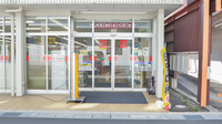 スギ薬局　長良店の入口