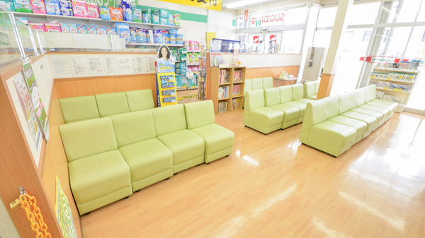 スギ薬局　長良店の待合スペース