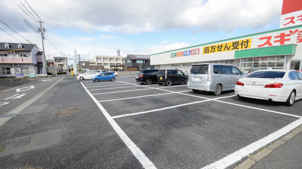 スギ薬局　毛受店の駐車場