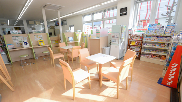 スギ薬局　毛受店の待合スペース