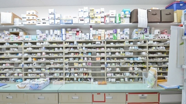 スギ薬局　毛受店の薬棚