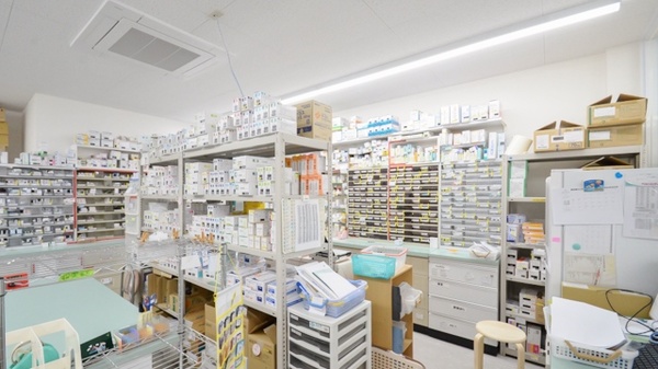 スギ薬局　毛受店の調剤室