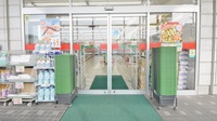 スギ薬局　藤方店の入口