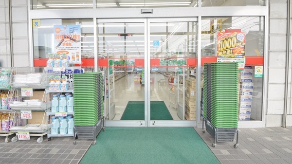 スギ薬局　藤方店の入口