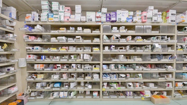スギ薬局　尾西北店の薬棚
