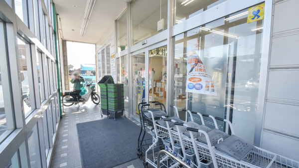 スギ薬局　阿倉川店の入口