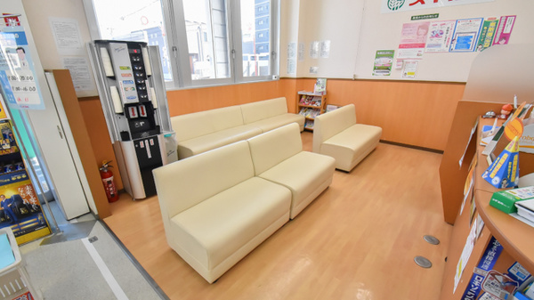 スギ薬局　阿倉川店の待合スペース
