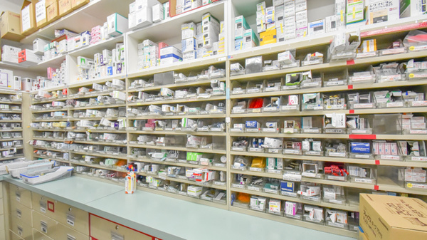 スギ薬局　阿倉川店の薬棚