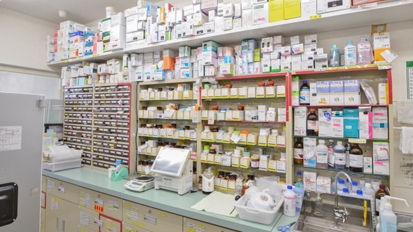 スギ薬局　松阪中央店の薬棚