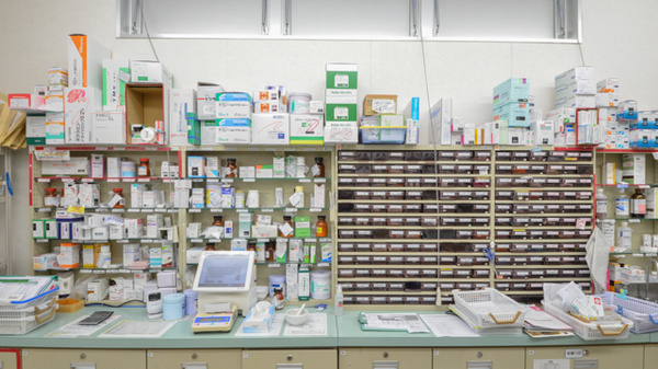 スギ薬局　岩倉団地店の薬棚