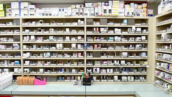 スギ薬局　山之手店の薬棚