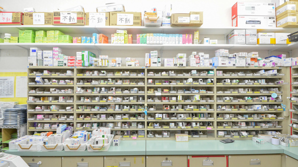 スギ薬局　大地店の薬棚