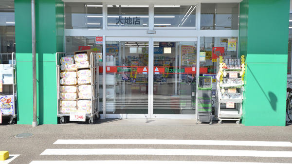 スギ薬局　大地店の入口