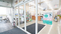 スギ薬局　青竹店の入口