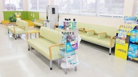 スギ薬局　青竹店の待合スペース