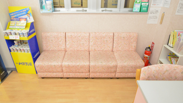 スギ薬局　津新町店の待合スペース