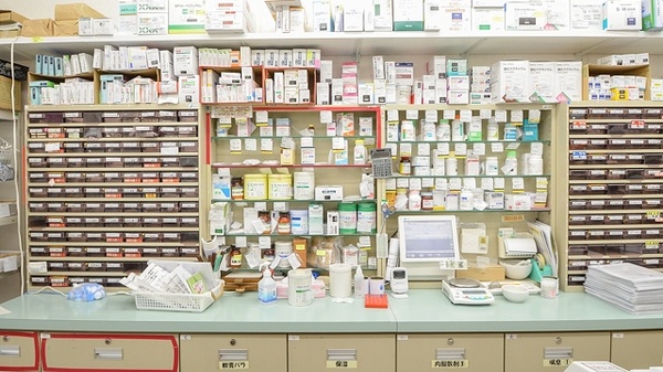スギ薬局　津新町店の薬棚