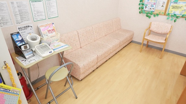 スギ薬局　花ノ木店の待合スペース