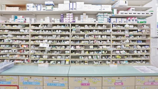 スギ薬局　花ノ木店の薬棚