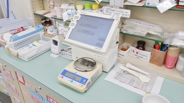 スギ薬局　花ノ木店の調剤器具