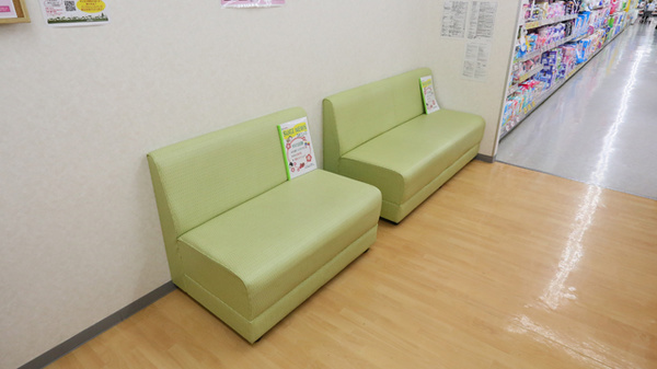スギ薬局　衣川店の待合スペース