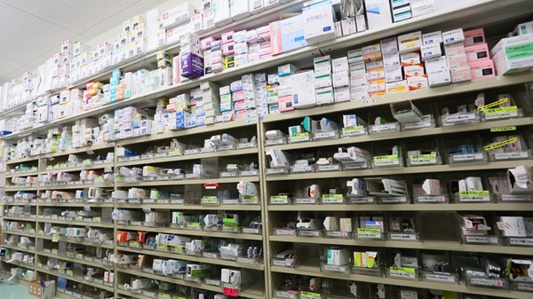 スギ薬局　衣川店の薬棚