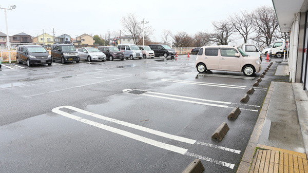 スギ薬局　衣川店の駐車場