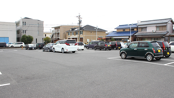 スギ薬局　富田店の駐車場