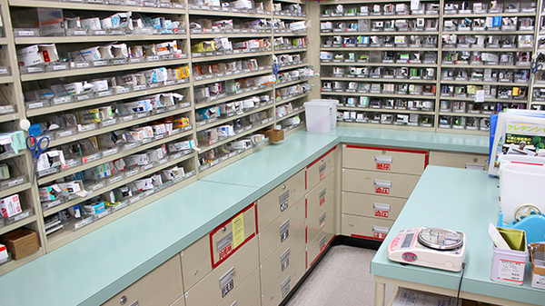 スギ薬局　富田店の薬棚