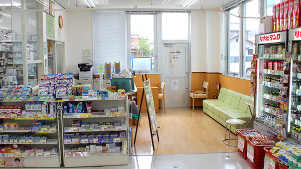 スギ薬局　富田店の入口