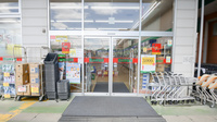 スギ薬局　尾西三条店の入口