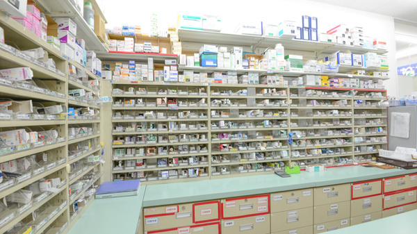 スギ薬局　岩成台店の薬棚