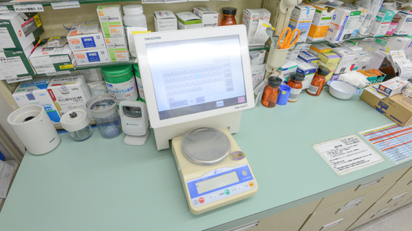スギ薬局　岩成台店の調剤器具