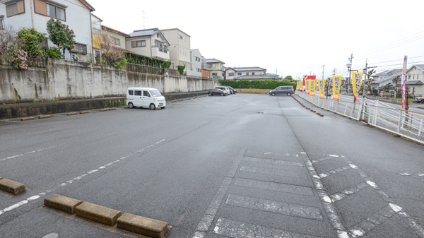 スギ薬局　岩成台店の駐車場