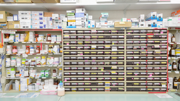 スギ薬局　中鶉店の薬棚