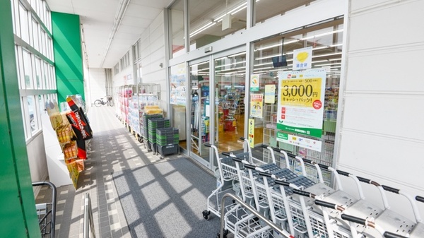 スギ薬局　青山店の入口