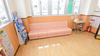 スギ薬局　青山店の待合スペース