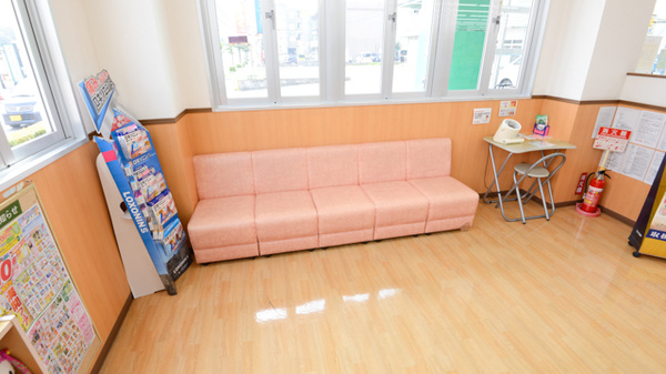 スギ薬局　青山店の待合スペース