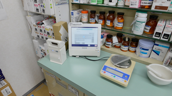 スギ薬局　青山店の調剤器具